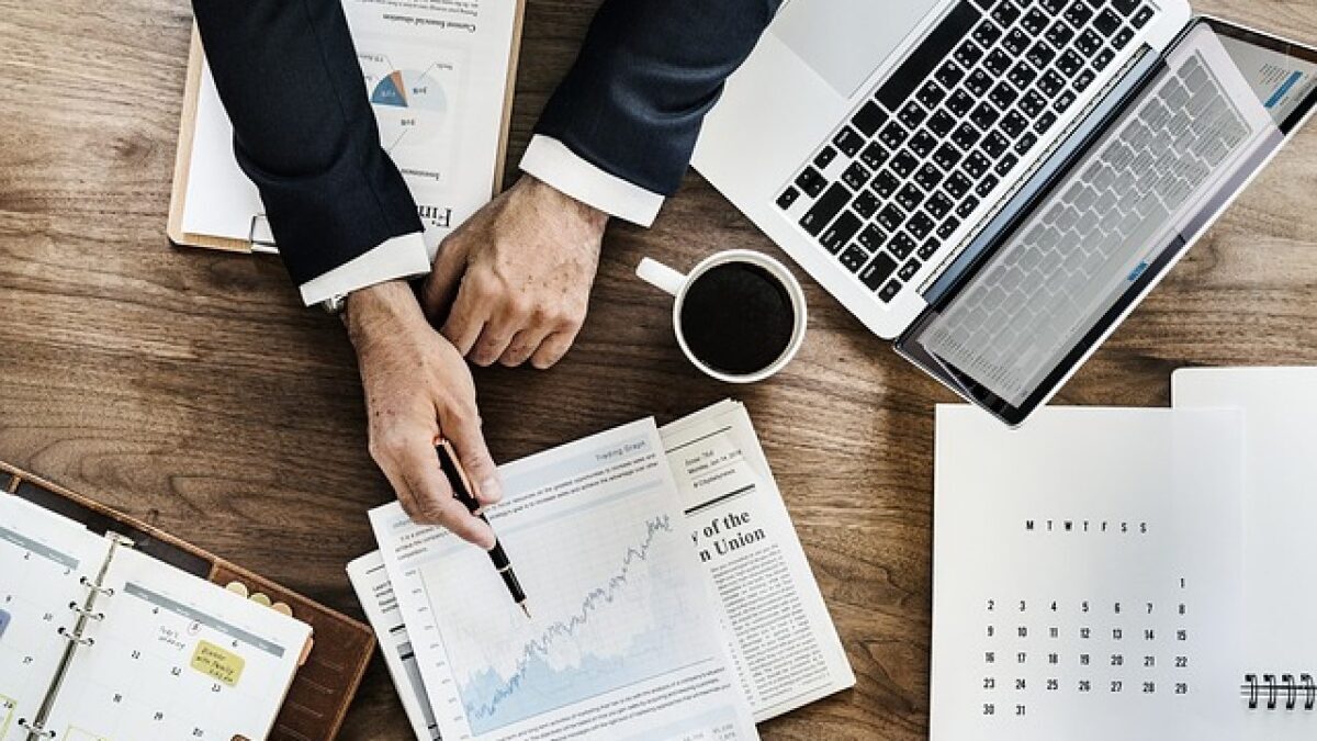 Incertezza sui mercati: meglio investire o tenere in conto corrente ("sotto il materasso")?