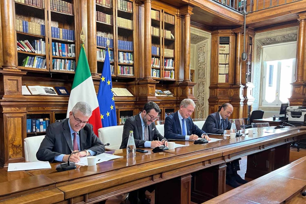  Da sinistra l’amministratore delegato del Gruppo FS Luigi Ferraris, i ministri Matteo Salvini (Infrastrutture e Trasporti), Adolfo Urso (Imprese e Made in Italy) e il sottosegretario all’Innovazione tecnologica Alessio Butti