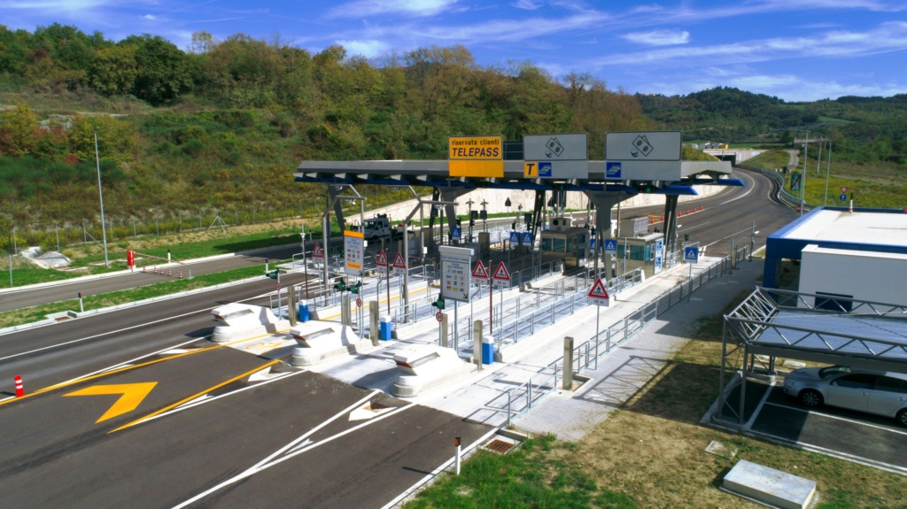 Un casello autostradale con corsia Telepass