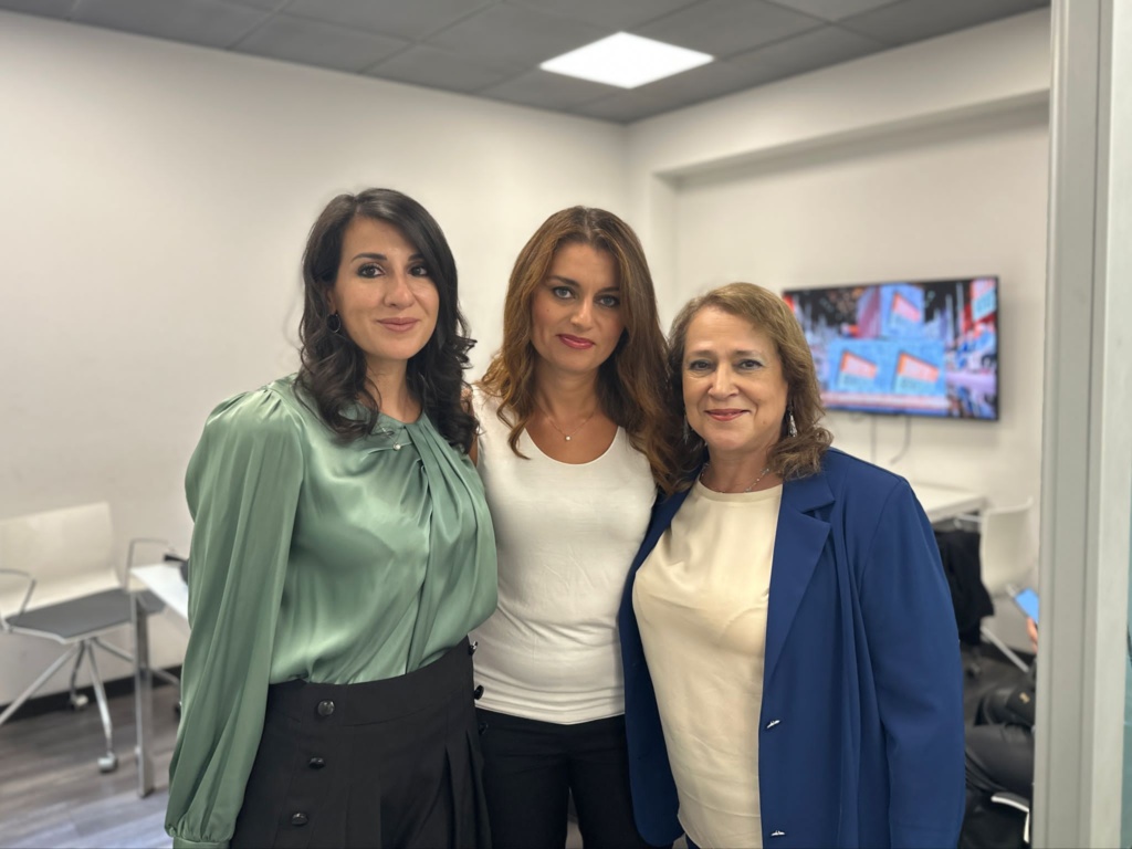 L'eurodeputata Susanna Ceccardi con la moglie di Guido Gianni, Mariangela, e la figlia Aurora