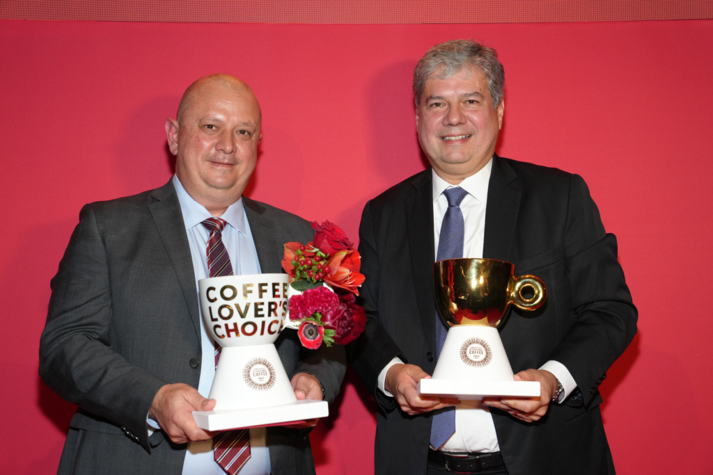 I due vincitori: a destra l'azienda brasiliana São Mateus Agropecuaria risultata “Best of the Best", a sinistra la Finca Danilandia di Luis Arimany Mondonico del Guatemala che si è aggiudicata il premio Coffee Lovers’ Choice (Photo by Bennett Raglin/Getty Images for illy)