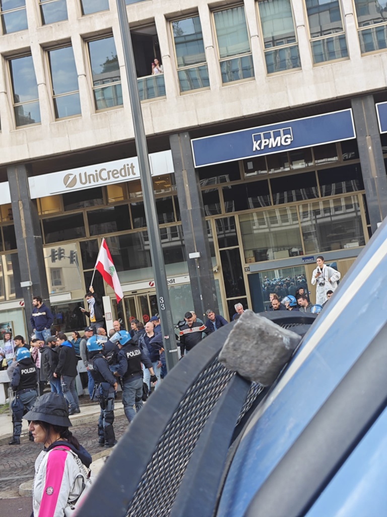 L'enorme sasso lanciato contro i poliziotti