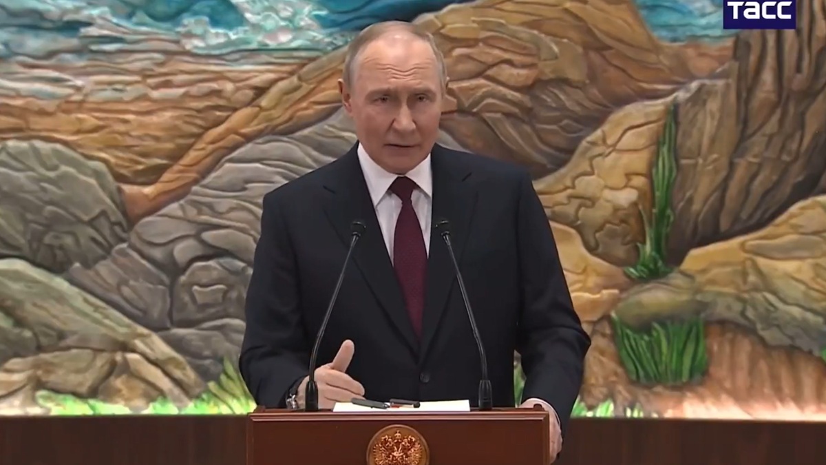 putin_piano_tass