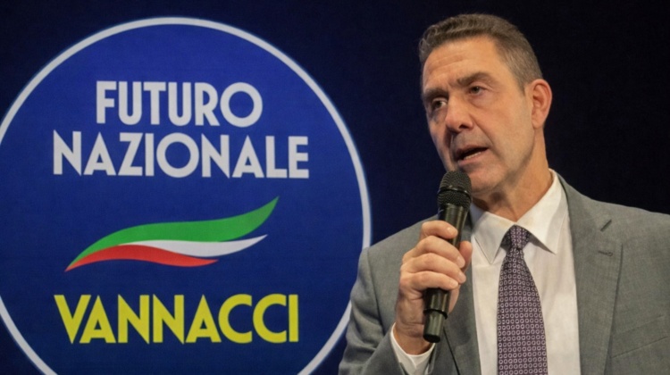 Vannacci, continuate pure così: sinistra, giornali e procure lo state portando al 10%