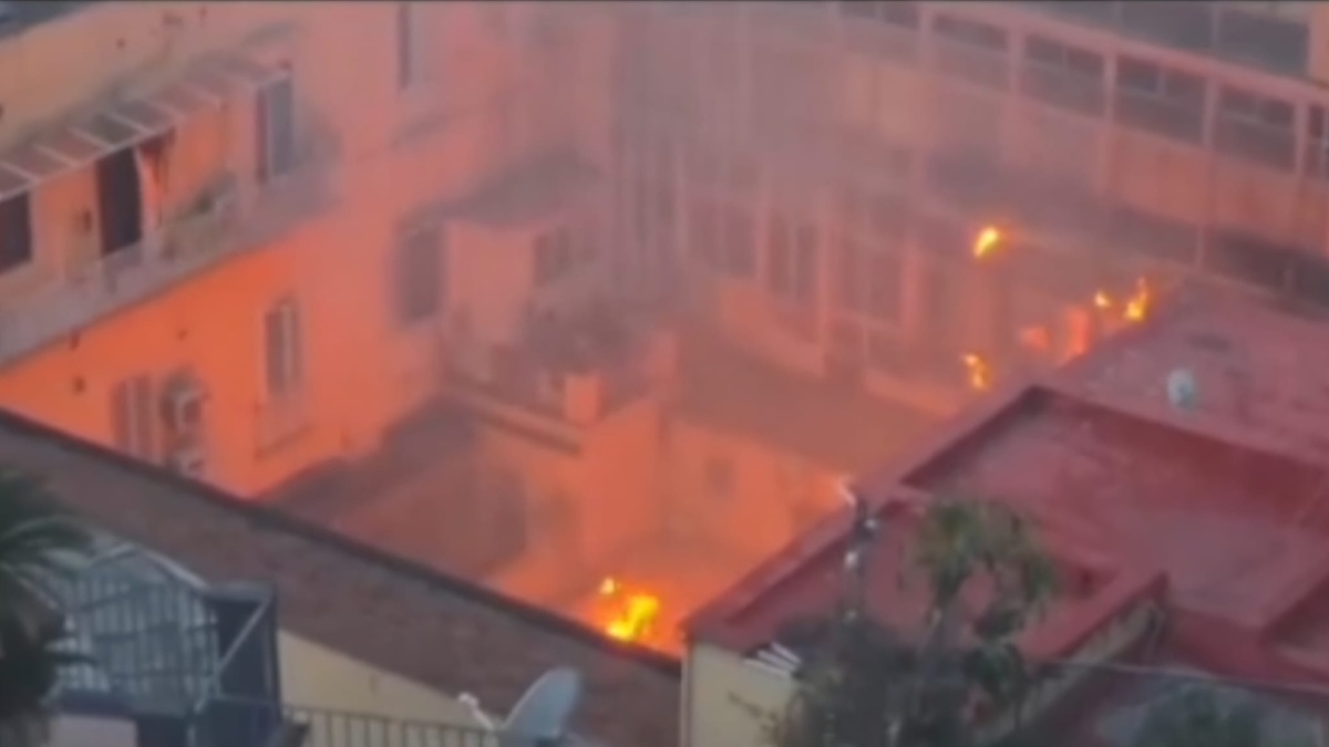 Napoli teatro in fiamme