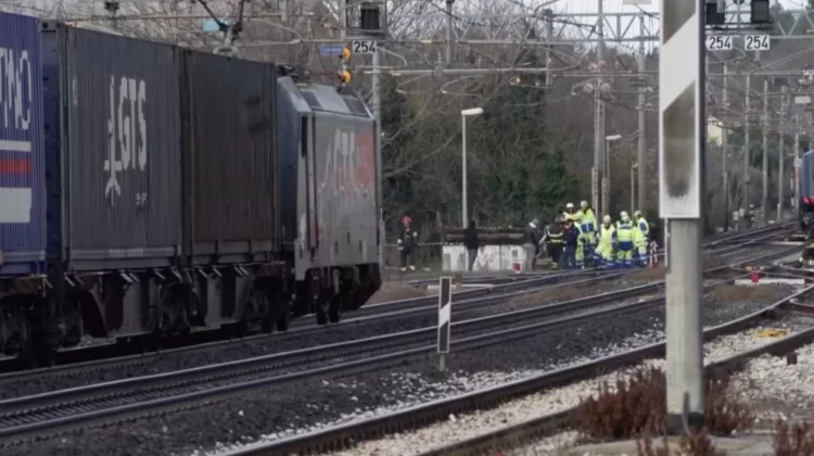 Caos treni, ritardi fino a 90 minuti: “Danneggiata la linea da ignoti”