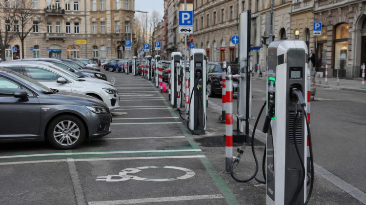 Follie green: in Italia più colonnine che auto elettriche