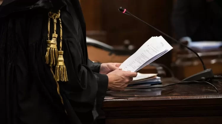 “Mi sono ravveduto”. Il giudice lo libera e lui… rapina subito un’altra donna
