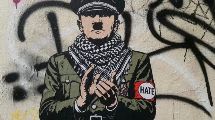 Hitler con la kefiah applaude al corteo Pro Pal: murale shock a Milano