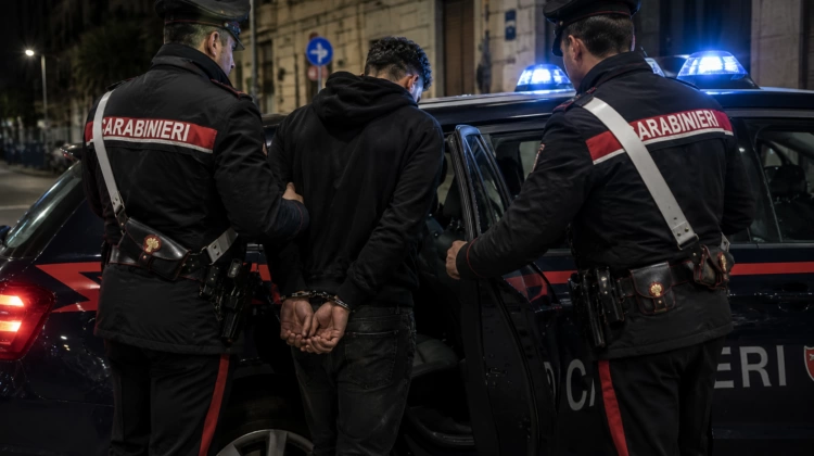 Marocchino grida “Allah Akbar” e picchia i carabinieri