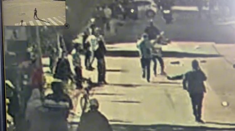 La via dei negozi, stracolma di gente: qui Salim ha scelto di colpire Modena