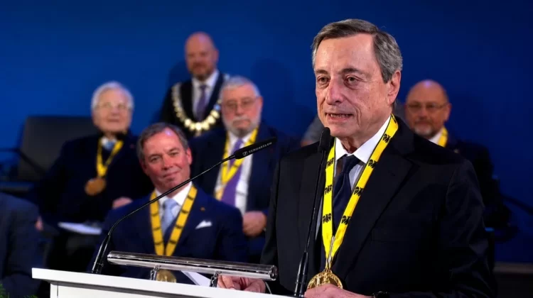 Da Carlo Magno a SuperMario: così l’Europa trasforma Draghi in una leggenda intoccabile
