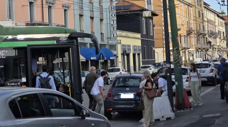 L’auto impedisce la svolta del bus: i passeggeri la sollevano e la parcheggiano altrove