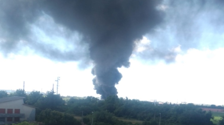 Mantova, vasto incendio in un magazzino di materiale plastico: operai evacuati e circolazione ferroviaria sospesa