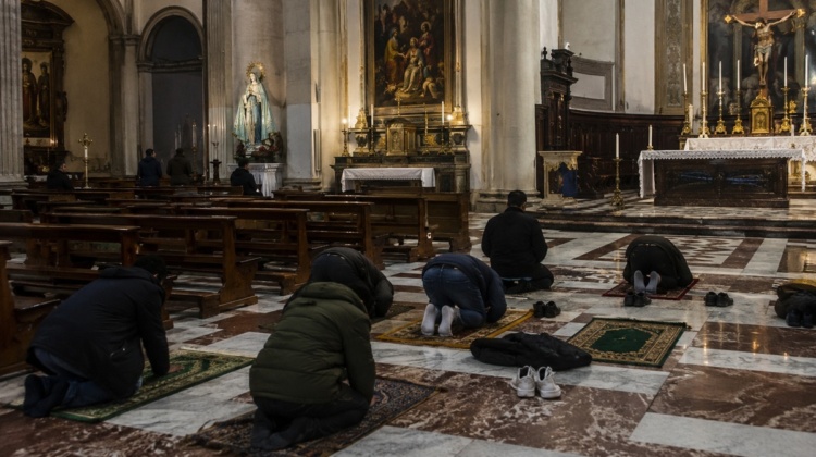 Preghiera islamica in oratorio, scoppia il caso della parrocchia di Baggio: “Deriva allarmante”