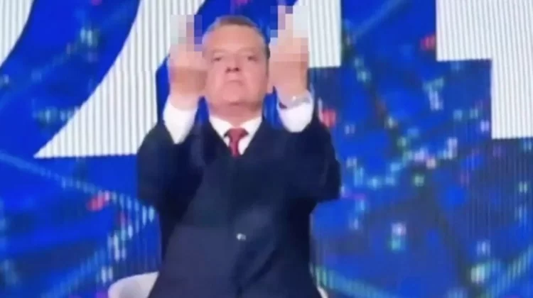 Fa il dito medio in diretta: Rainews sospende Baracchini