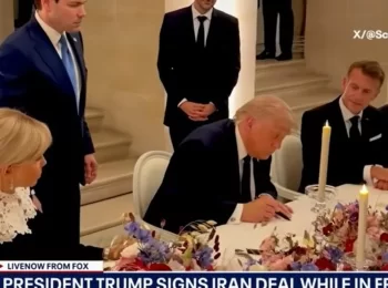 Trump firma (screenshot Foxnews)