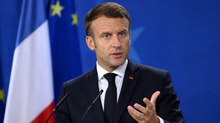 Francia, Macron dichiara guerra ai social: stop  per gli under 15