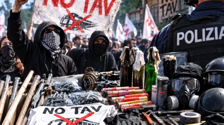 Altro che corteo pacifico: ecco cosa hanno sequestrato prima della manifestazione NO TAV
