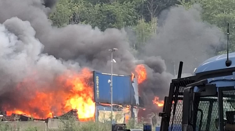 “Vendichiamo Fakir”. Assalto No Tav alla polizia, fiamme e molotov: ecco i video