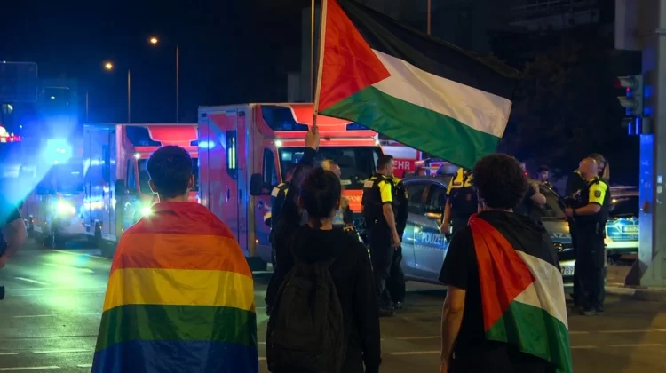 Attentato al Gay Pride di Berlino: cosa dicono oggi gli LGBT che sfilano con la bandiera della Palestina?
