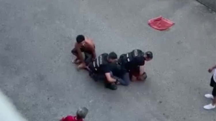 E parte già la caccia alla polizia: "Lo hanno ammazzato"