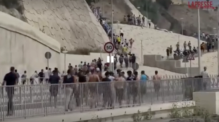 A Ceuta si rompe l’argine: Spagna invasa da migliaia di immigrati