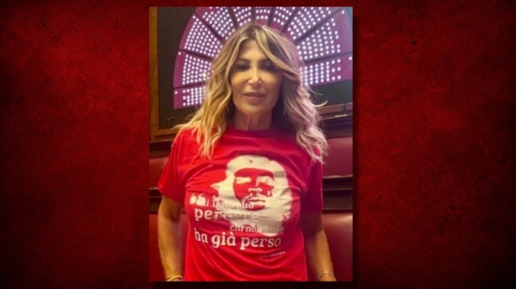 La deputata dem indossa “una” T-shirt particolare in aula ed esplode la polemica
