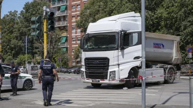 Milano, ciclista di 67 anni travolta e uccisa da un camion in zona Fiera
