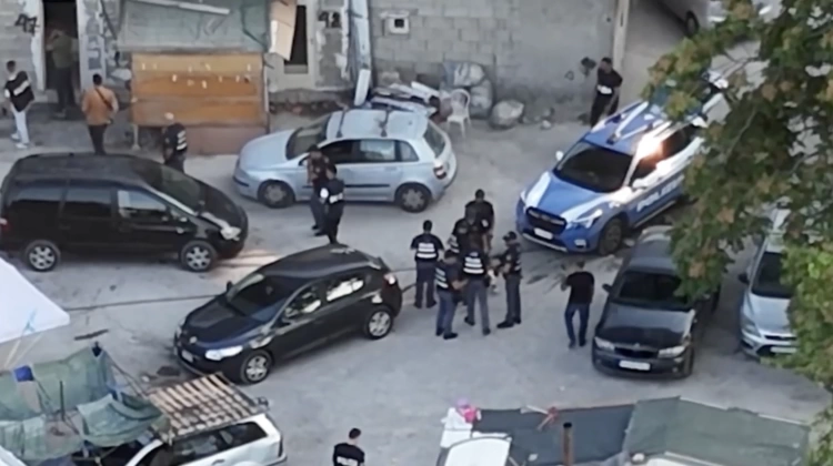 La polizia circonda i campi rom: maxi blitz, trovato di tutto