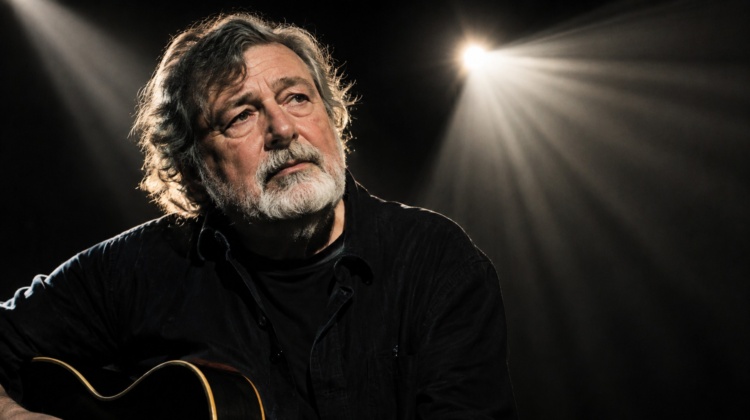 No, Guccini più che comunista è stato un anarchico libertario