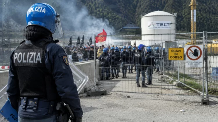 “Stufi di fare i bersagli”. La denuncia del poliziotto contro i No Tav