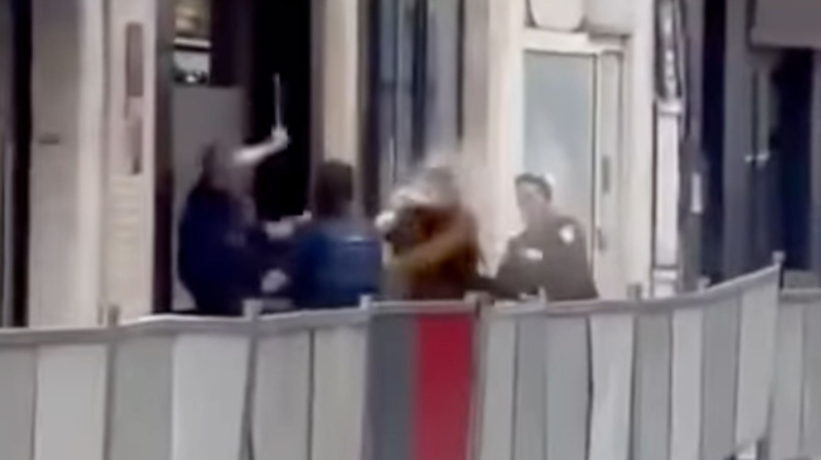 Sferra fendenti a destra e a manca: armato di coltelli aggredisce tre agenti