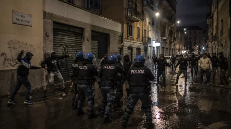 Prima Milano, ora Torino: polizia accerchiata in strada