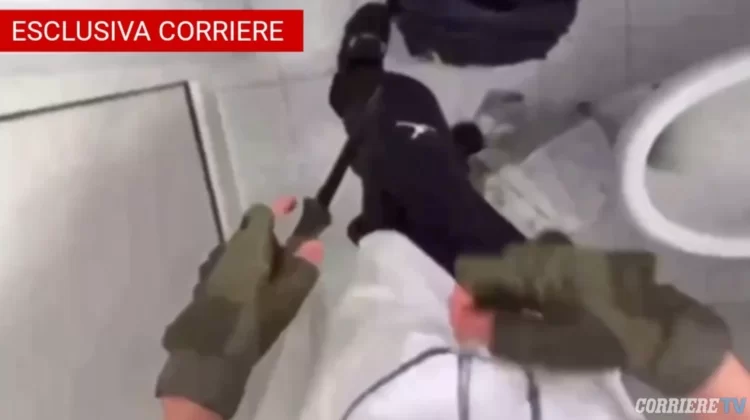 La preparazione in bagno, poi l’assalto: il video choc delle coltellate alla prof