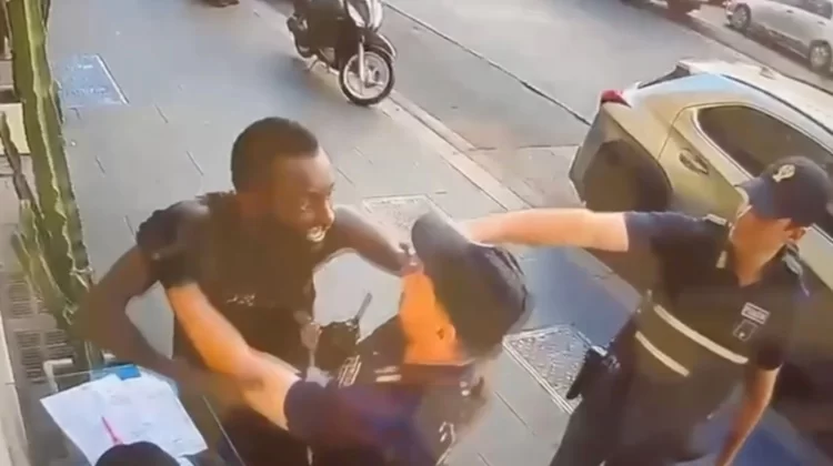Dà una testata e ferisce due agenti. C’è il video: ma dopo 24 ore è già libero