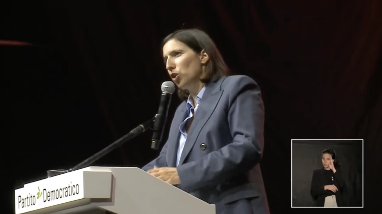 “Il modello neoliberista…”. Quelle strane parole di Elly, fricchettona liceale