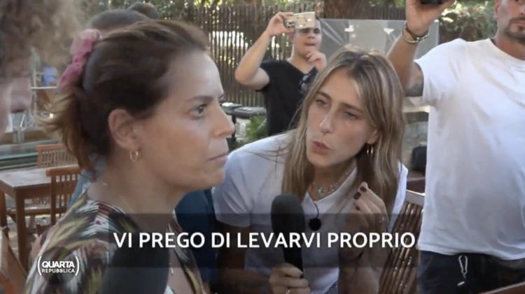 A Salis la polizia fa schifo (se non deve scortare lei)