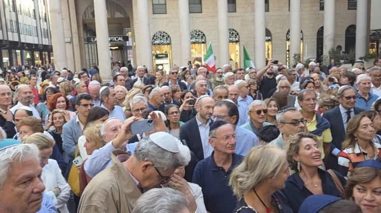 Milano indossa la kippah, in centinaia in piazza contro l’antisemitismo. Il figlio della Segre: “Tornati al 1938”
