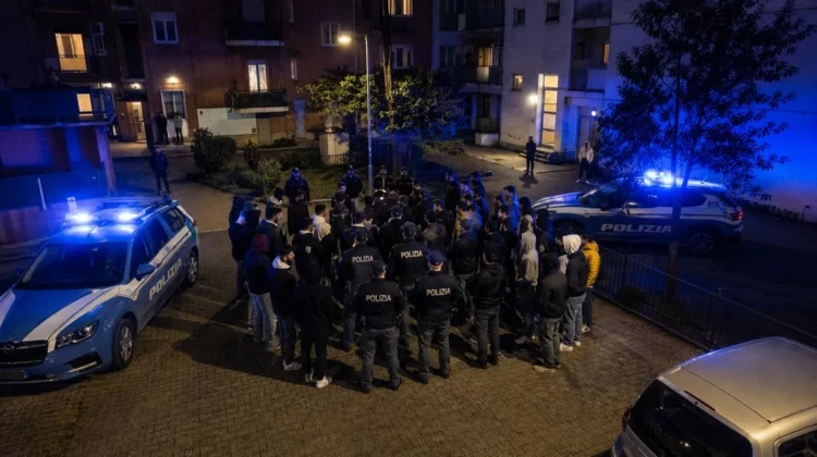 Milano, venti persone accerchiano la polizia dopo l’inseguimento di uno scooter: tre arresti e due agenti feriti