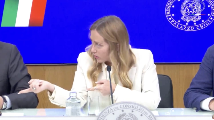 “Se invece di comprare i banchi a rotelle…”. La stoccata di Meloni a Conte sulla manovra