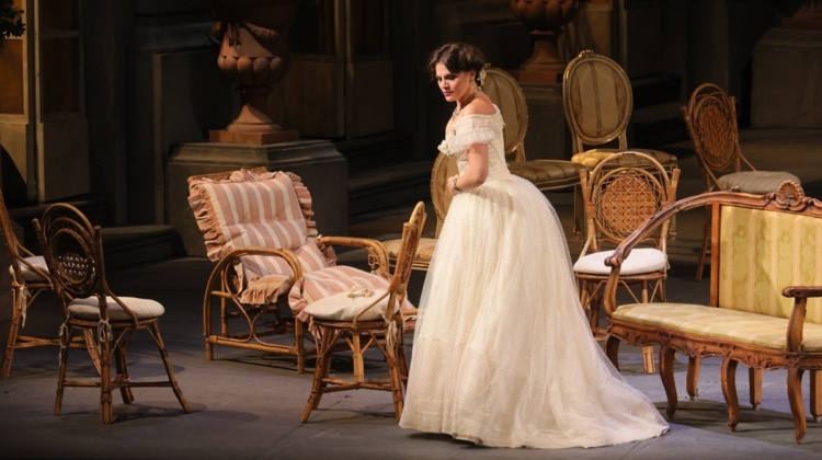 Una “Traviata” polverosa che non regge il passare del tempo. Ma grande esordio di Francesca Pia Vitale