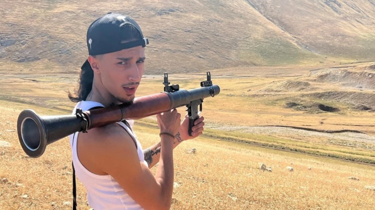 Baby Gang resta in carcere, il gip: “Una rete criminale internazionale lo ha portato in Iraq a sparare con il bazooka”
