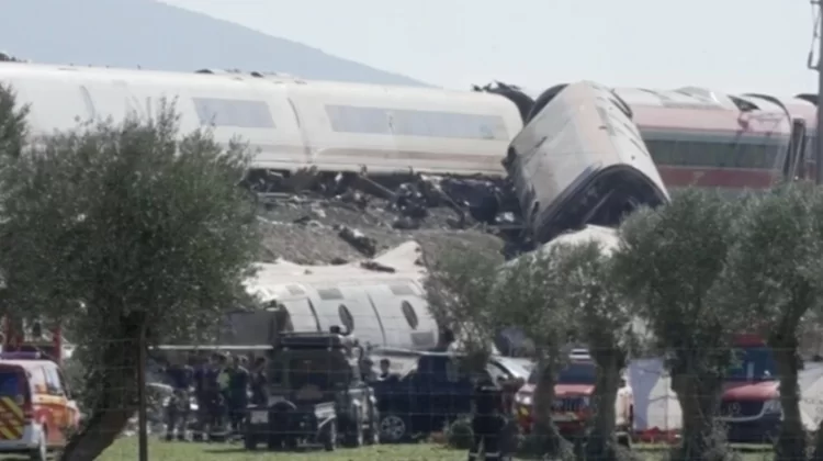 Spagna, disastro ferroviario: i morti sono almeno 68, vagoni precipitati in una scarpata. Disperso un italiano