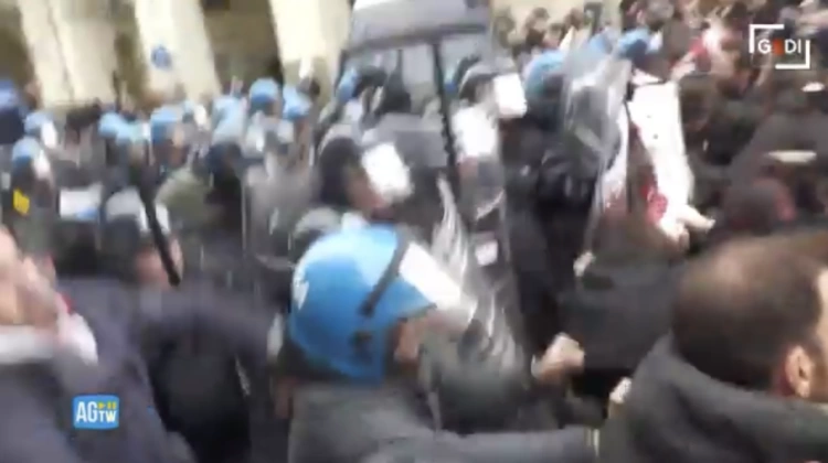 Scontri ai cortei, Torino nel caos: cariche della polizia e petardi. Tensione anche a Milano e Roma