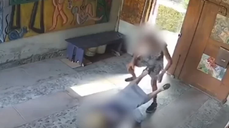 Milano, 92enne brutalmente aggredita nell’androne di casa per strapparle la catenina: arrestato. VIDEO